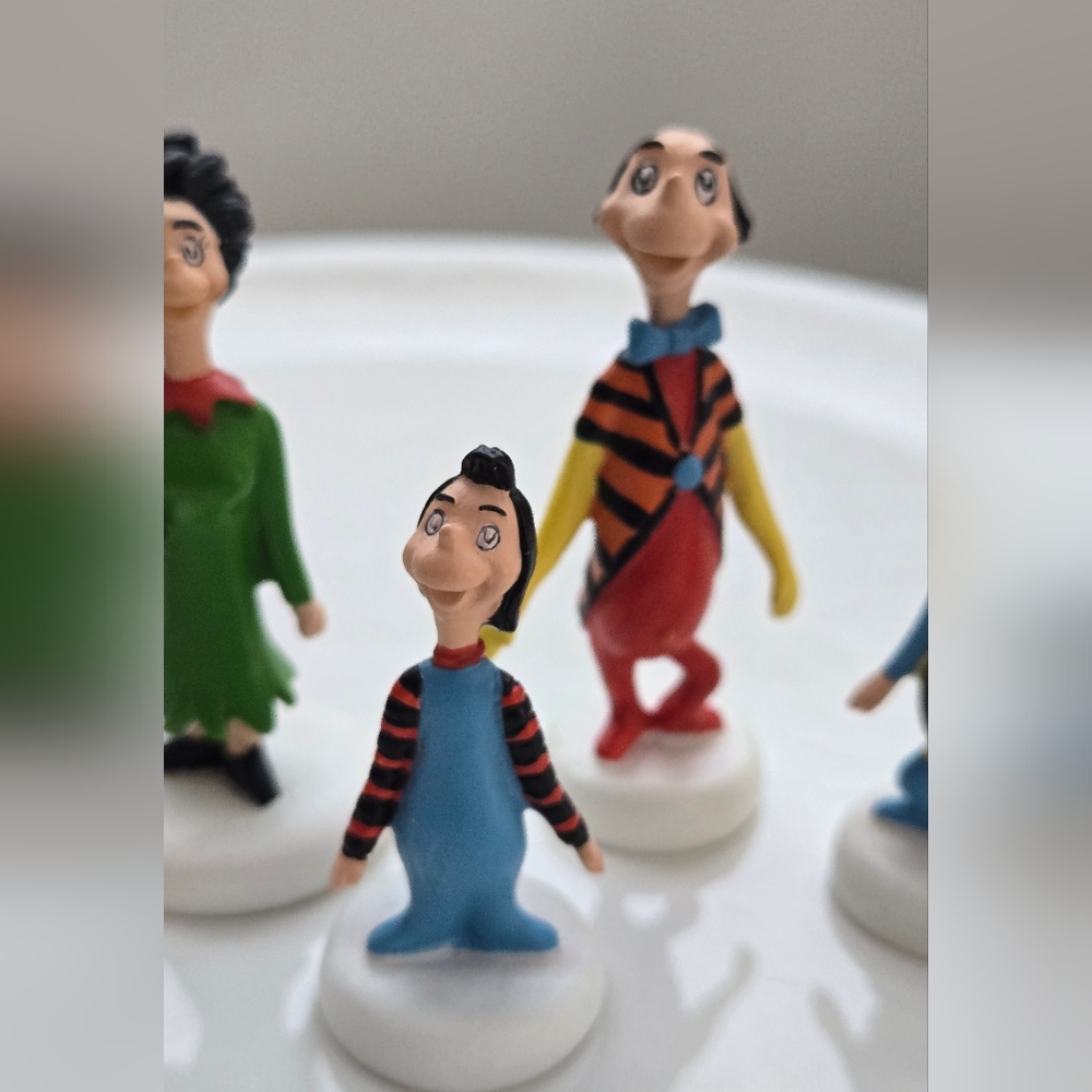 Department 56 - Grinch Who-Ville - Family of Who's - Picture 3 of 8
